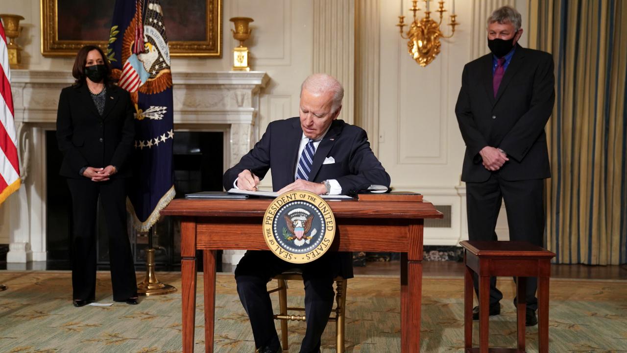 Biden dan kritik imza: Tasarı hükümetin kapanmasını önlüyor