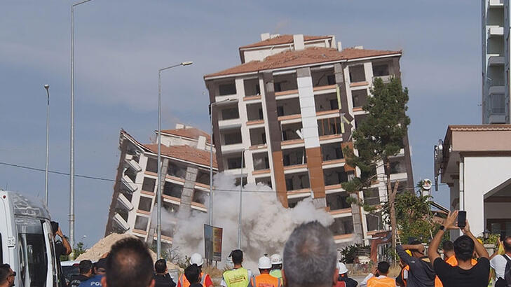 Malatyada ağır hasarlı 2 bina patlayıcı ile yıkıldı