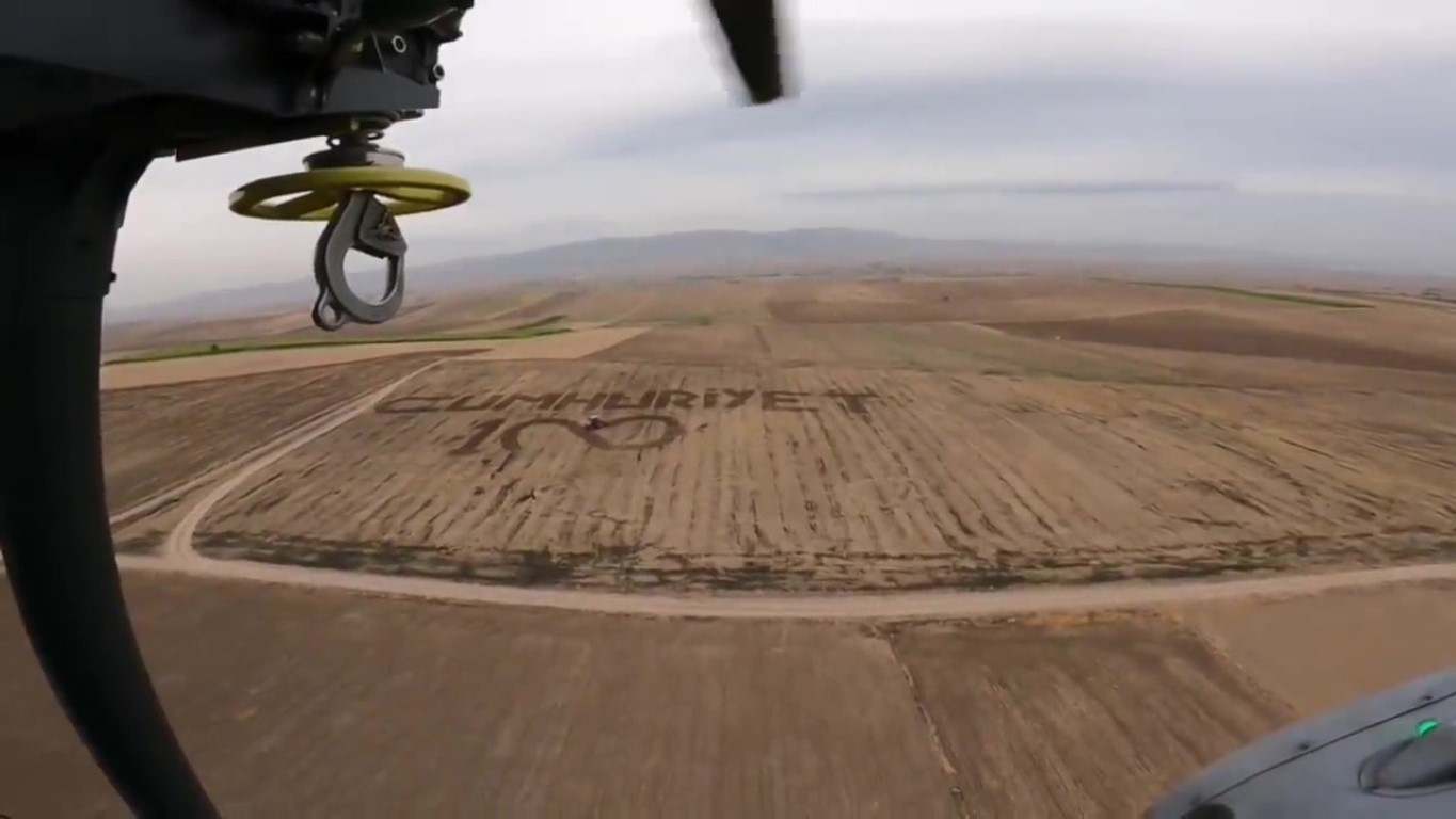 Amasyalı çiftçi tarlasına traktörle Cumhuriyet yazdı Mehmetçik tesadüfen helikopterle görüntüledi