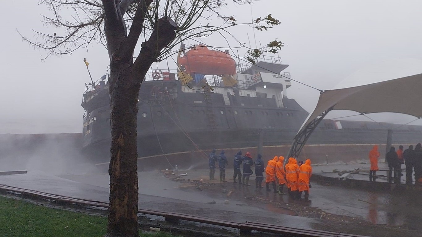 Zonguldak Ereğlide kuru yük gemisi karaya oturdu 13 mürettebat kurtarıldı