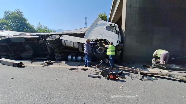 Lastiği patlayan TIR otomobille cipe çarptı yolda 5 kilometrelik kuyruk oluştu