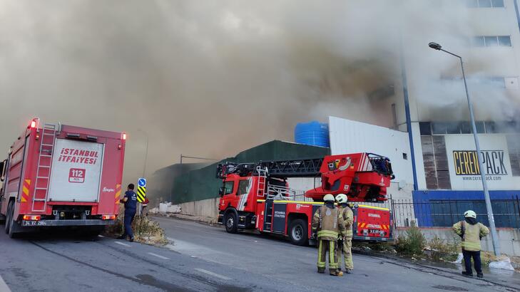 Arnavutköy de 4 katlı bir fabrikada yangın