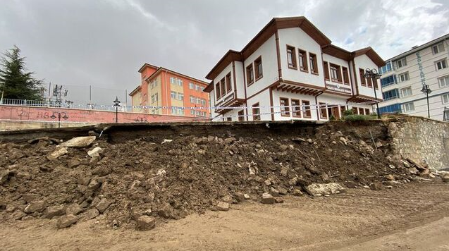 Yozgatta şiddetli yağış nedeniyle istinat duvarı çöktü