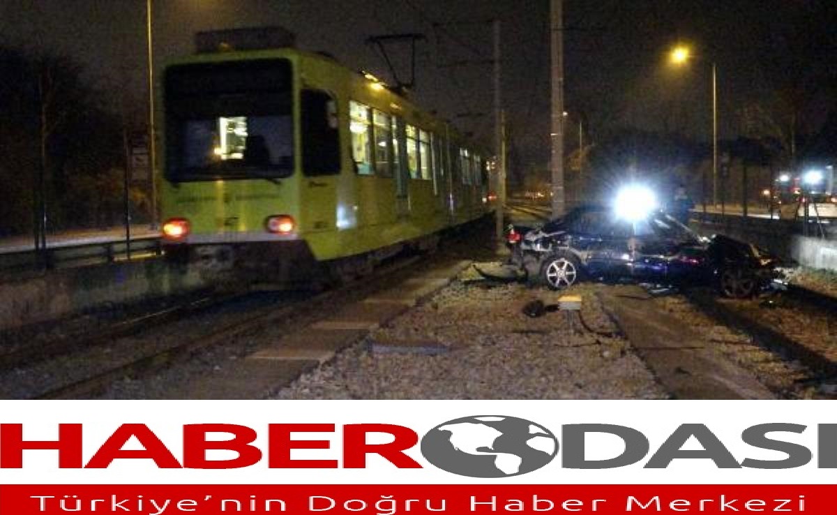 Otomobil  bariyerleri aşıp metro hattına girdi