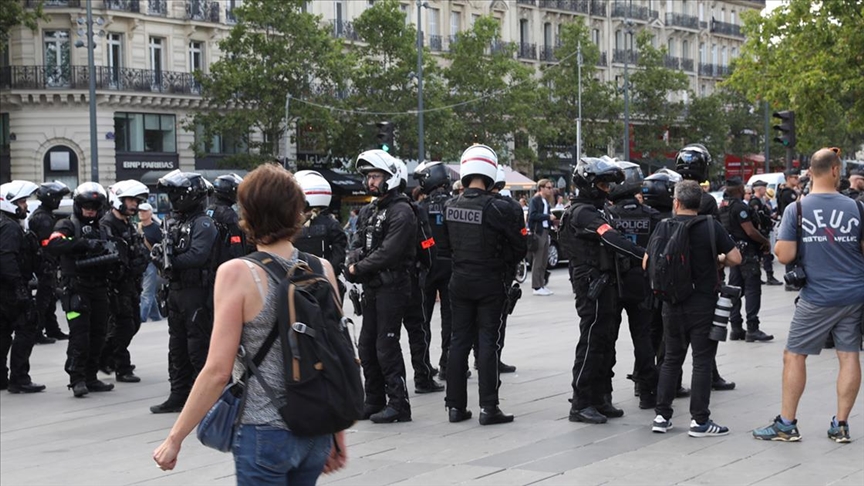 Fransada polis şiddetine karşı düzenlenen protestoda polisler kaçtı