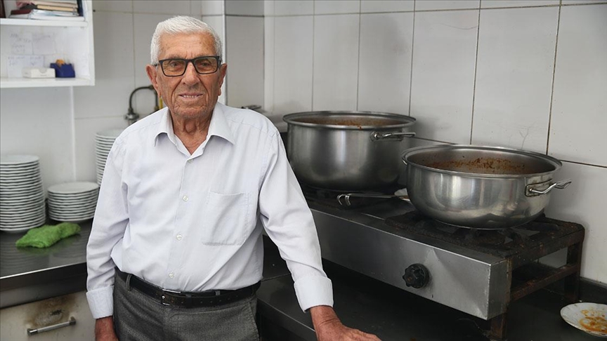 Kuru fasulyeci 97 yaşındaki Hüseyin Amca 65 yıldır tezgahından ayrılamıyor