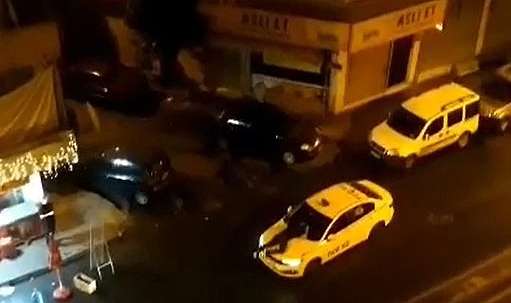 Esenlerde kendisini polis sanarak uygulama yapan alkollü şahıs taksinin üzerine atladı