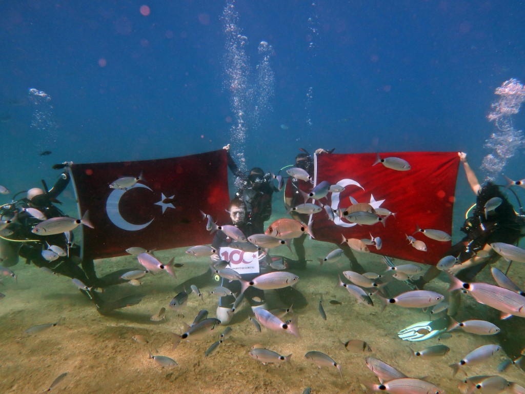 Fethiyede Cumhuriyetin 100 yılı deniz dibinde kutlandı