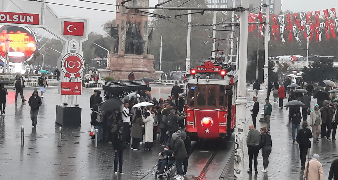 Taksimde sağanak yağış vatandaşlara zor anlar yaşattı