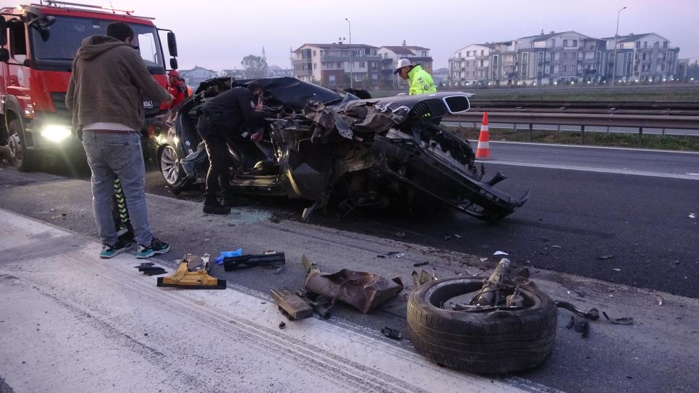 TEMde kamyona çarpan lüks otomobil kağıt gibi ezildi 1 ölü 2 yaralı