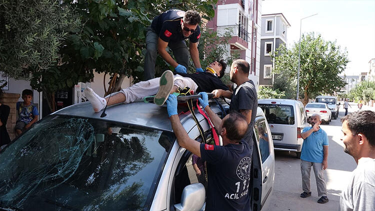 Sağlık ekipleri yaralıya kaza sırasında tavanına uçtuğu aracın üzerinde müdahale etti