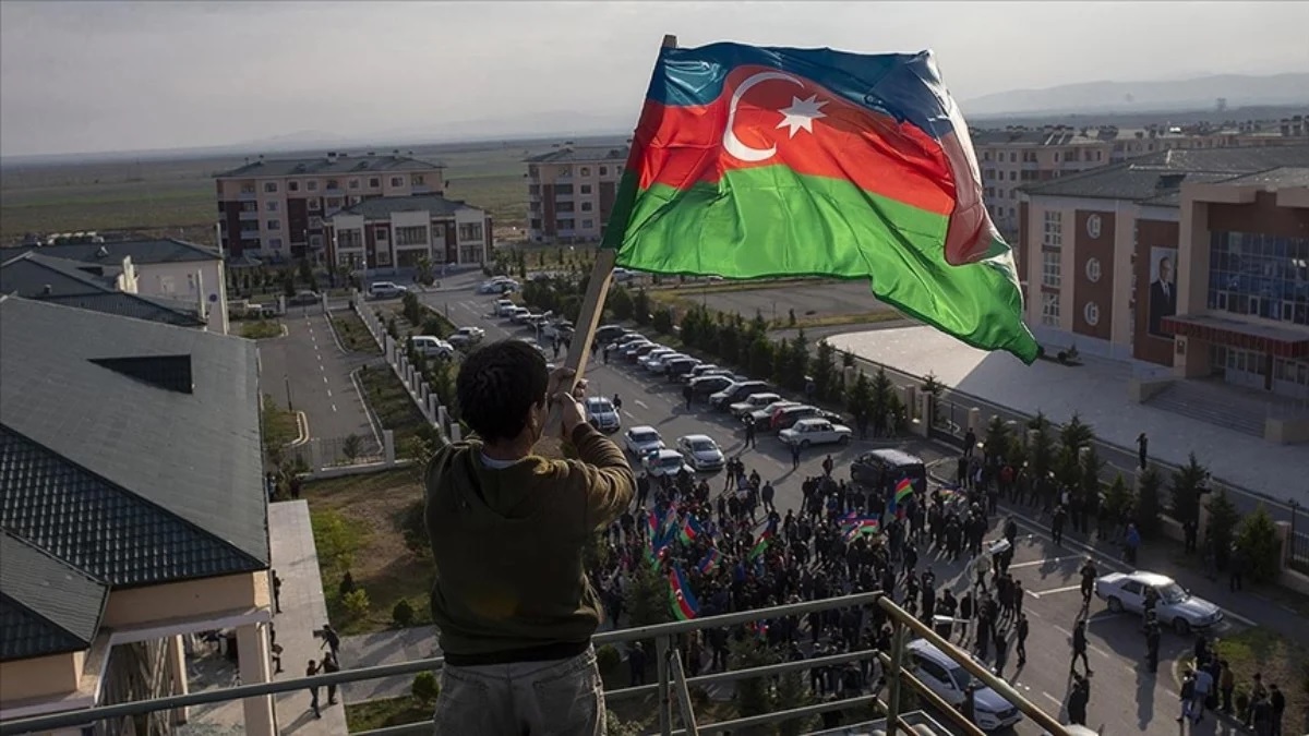 Karabağda sözde Ermeni rejimine ait anıt Azerbaycan ordusu tarafından kaldırıldı