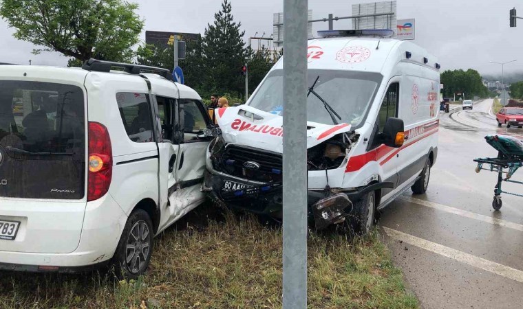 Tokatta ambulans ile panelvan araç çarpıştı 3 yaralı