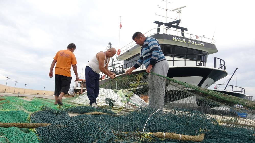 Akdenizde fırtına beklentisi Tekneler kıyıya yanaştı ağ bakımları başladı