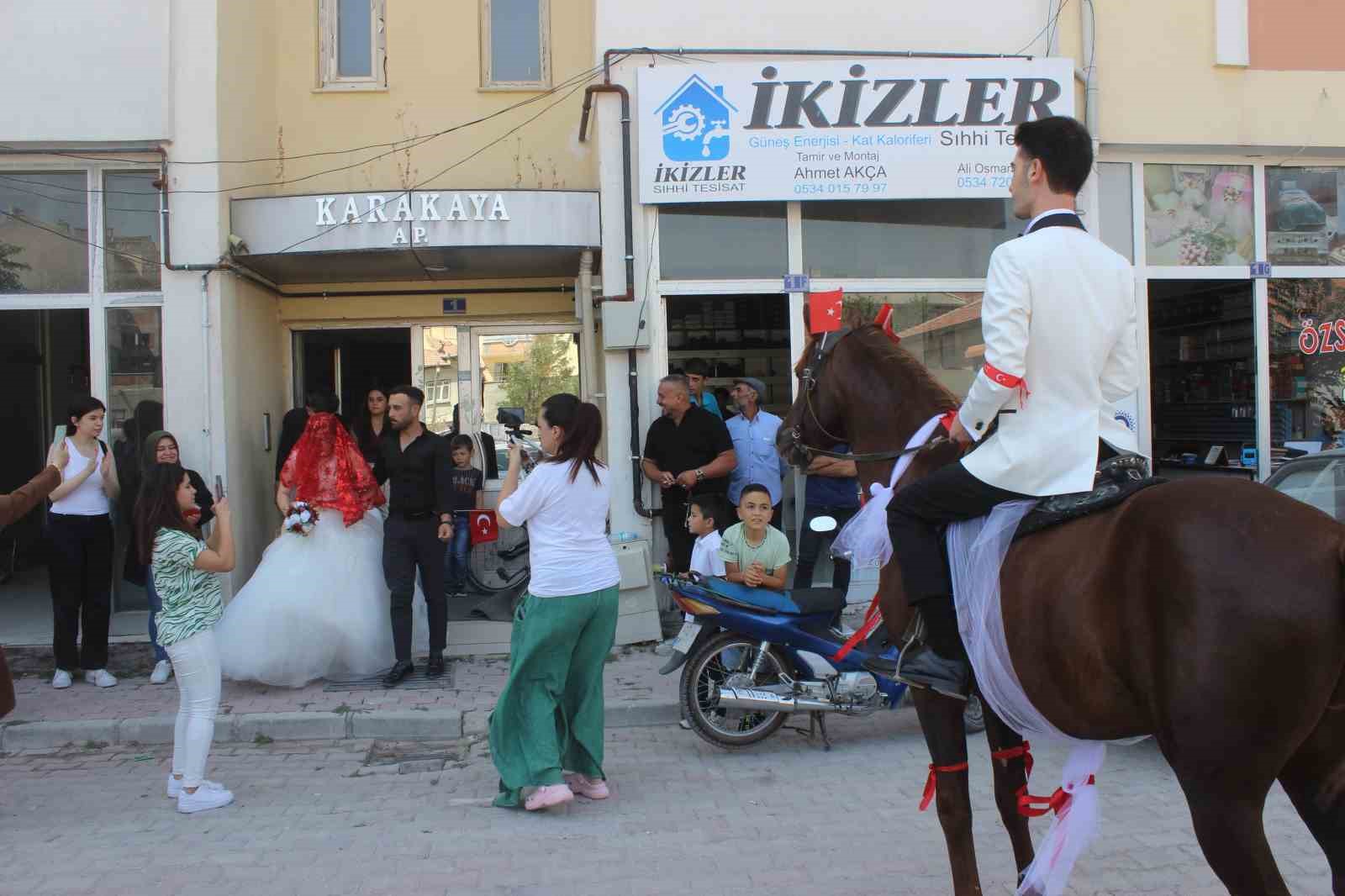 Vinçle evlilik teklif etti gelin almaya at üstünde geldi