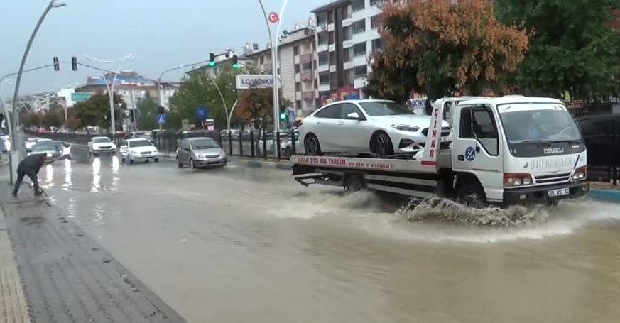 Tuncelide sağanak sonrası yollar göle döndü Vatandaş tepkili