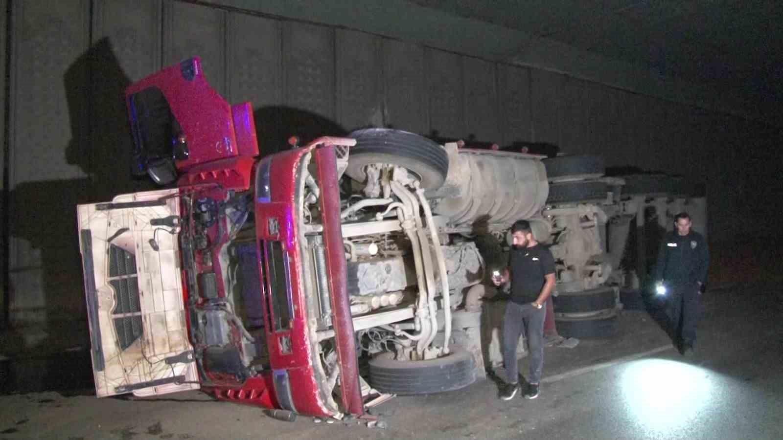 İstanbulda hafriyat kamyonu devrildi 1 yaralı