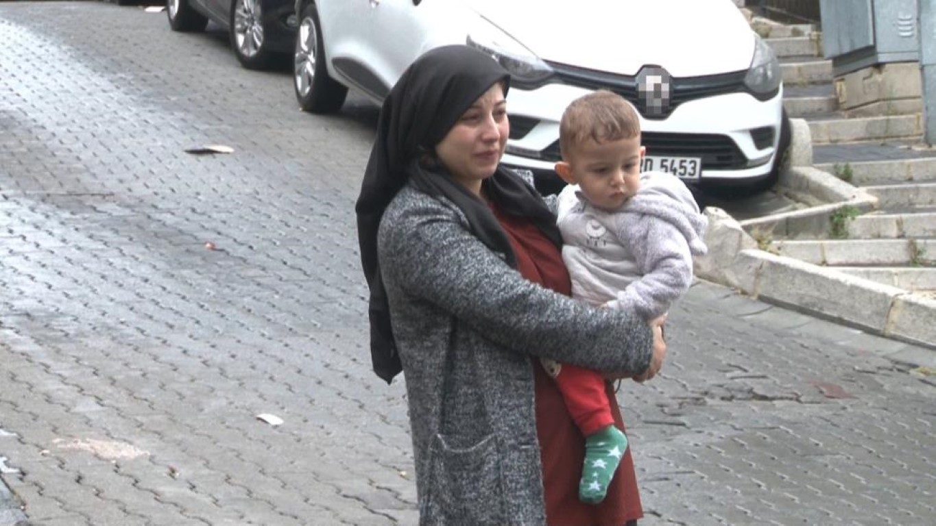 Kağıthanede evleri su bastı bir anne ve bebeği mahsur kaldı