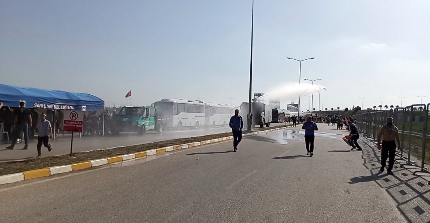 İncirlik Üssüne girmeye çalışan gruba polis müdahale etti