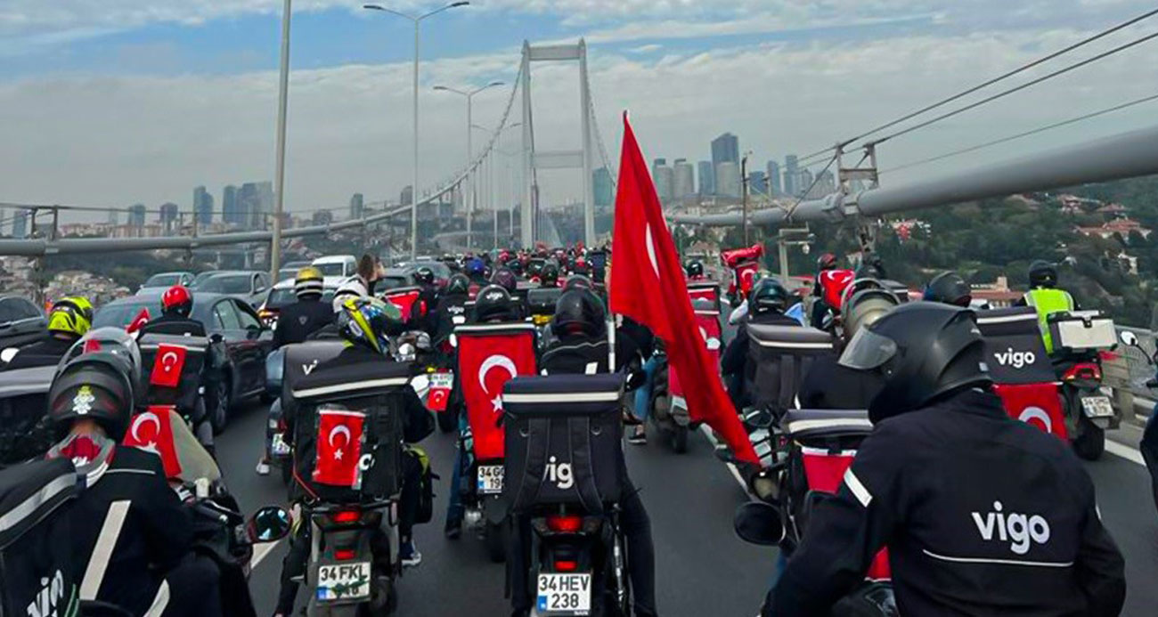 Yüzlerce moto kurye Cumhuriyet Bayramını coşku ile kutladı