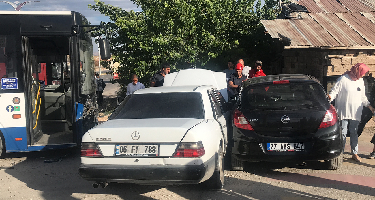 Elazığda otobüs 2 otomobile çarptı 5 yaralı