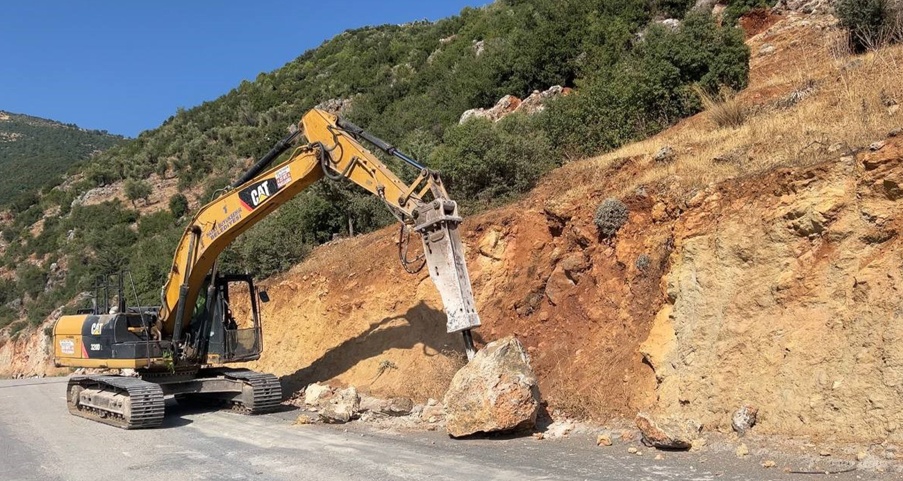 Depremin etkisini gösteren devasa kayalar parçalanarak kaldırılıyor