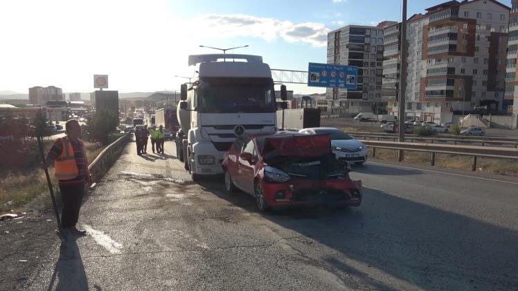 Kırıkkalede zincirleme kaza Otomobil hurdaya döndü 2 kişi yaralandı