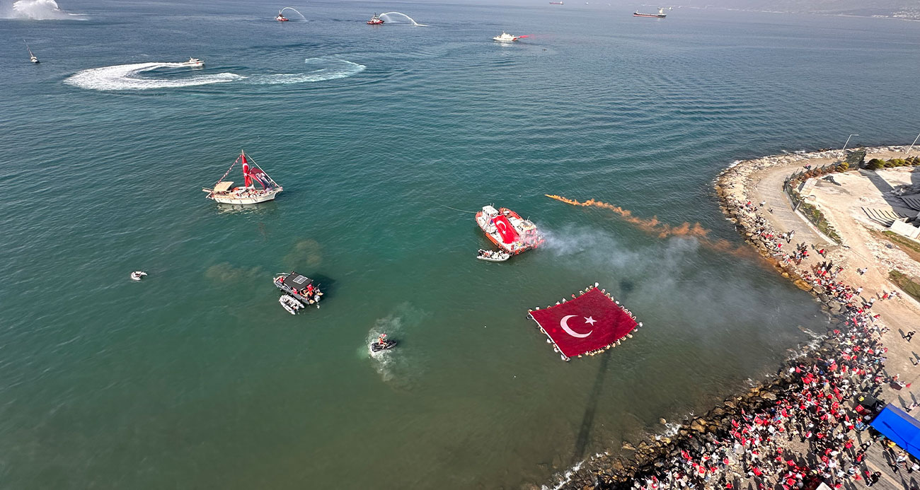 Hatayda Cumhuriyetin 100 yılında denizde 123 metre Türk bayrağı açıldı