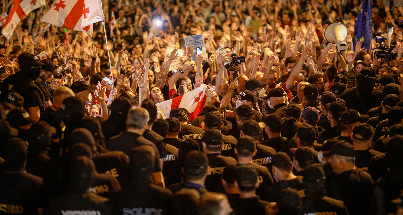 Gürcistanda Yabancı Etkinin Şeffaflığı yasa tasarısı protestosuna polisten sert müdahale