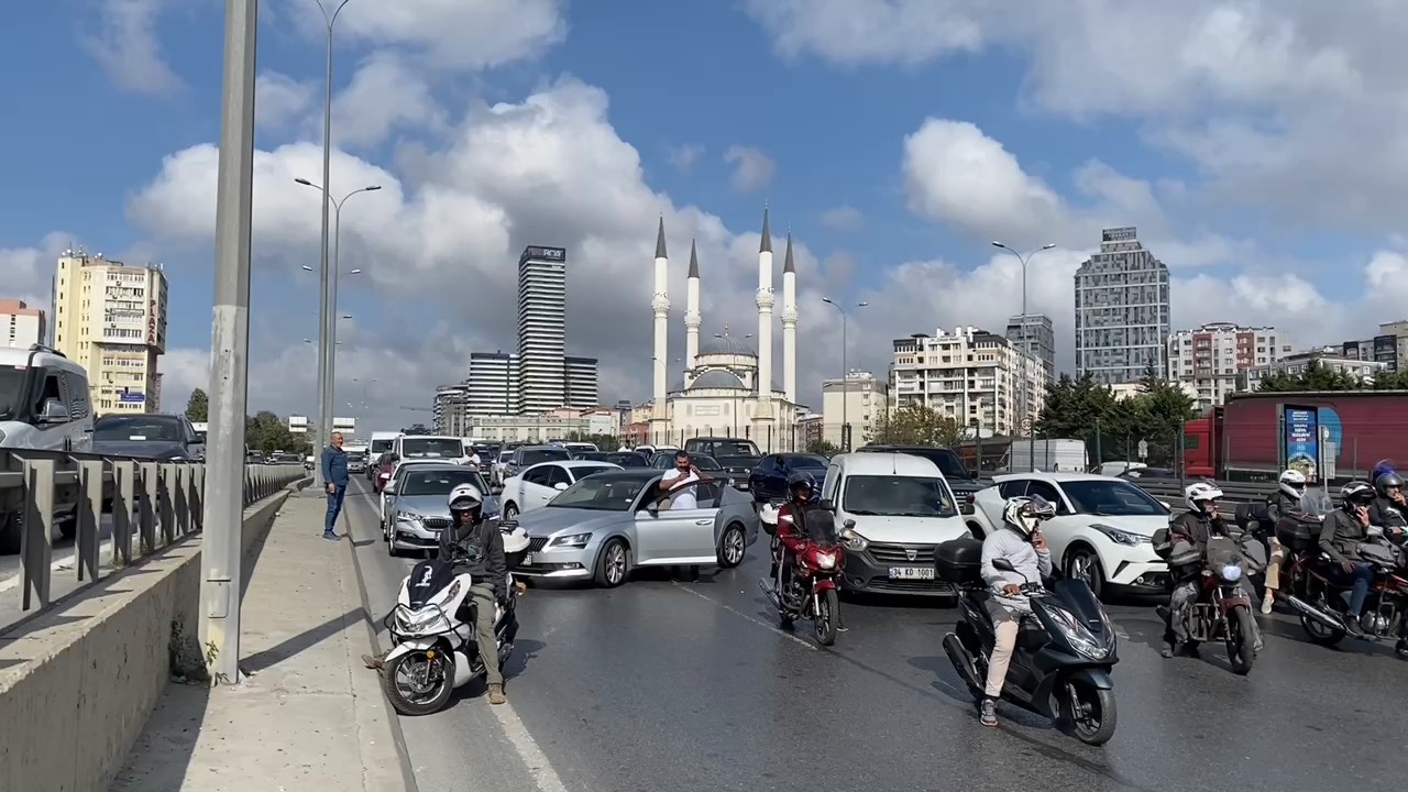 Beylikdüzünde hareketli dakikalar Elindeki bıçakla herkesi tehdit etti