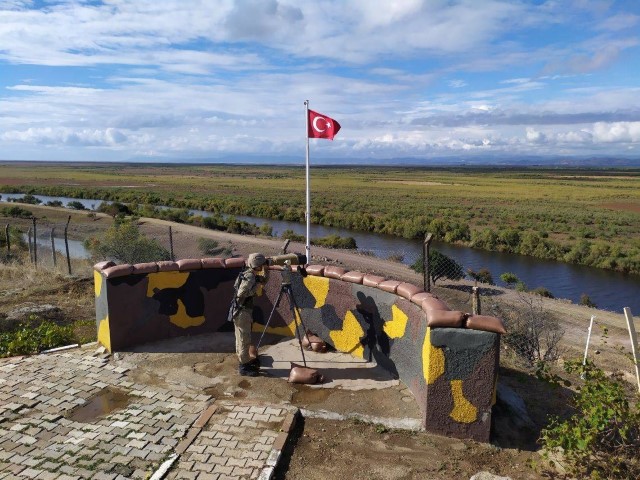 Yunanistan dan Türkiye ye girmeye çalışan 2 terörist yakalandı