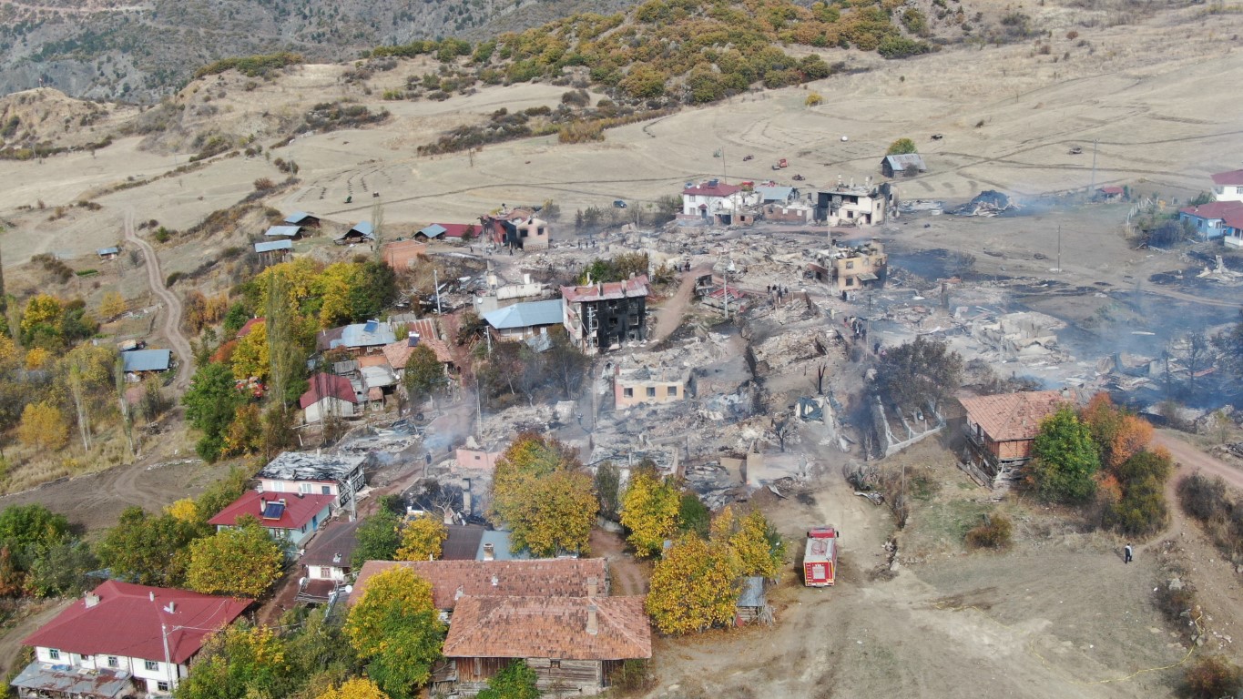 Köyde çıkan yangın savaş alanını aratmadı 47 evin küle döndüğü yangın havadan görüntülendi