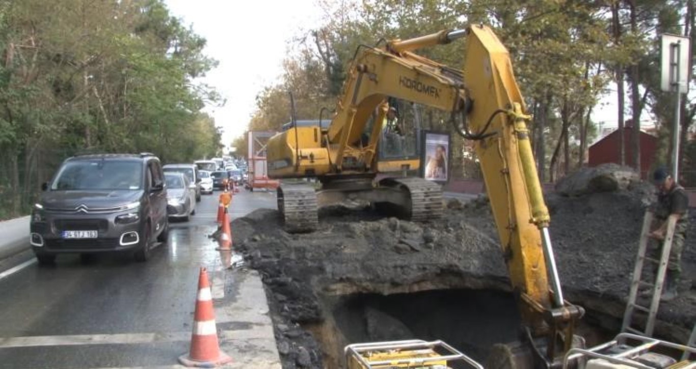 Sarıyerde su borusu patladı trafik kilitlendi