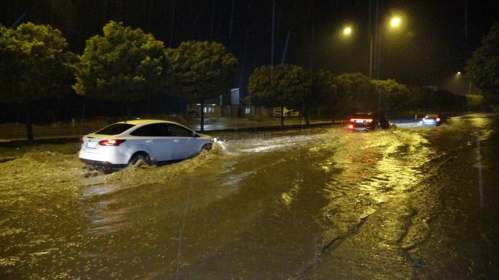 Şiddetli yağış Adıyamanda etkili oldu Cadde ve sokaklar göle döndü