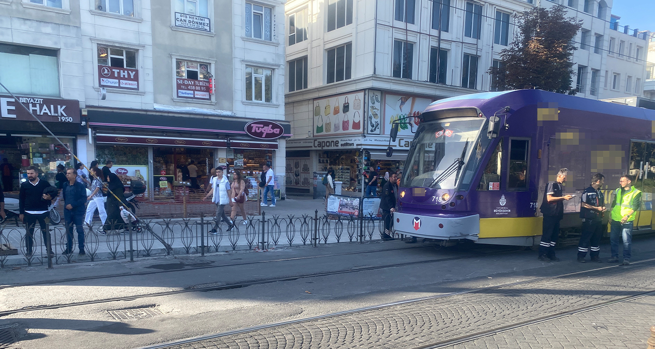 Tramvay arızalandı vatandaşlar yürümek zorunda kaldı