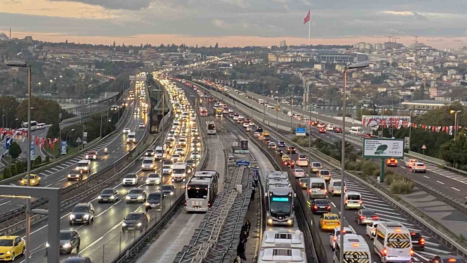 İstanbulda okulların yeniden açılmasıyla sabah trafik yoğunluğu oluştu