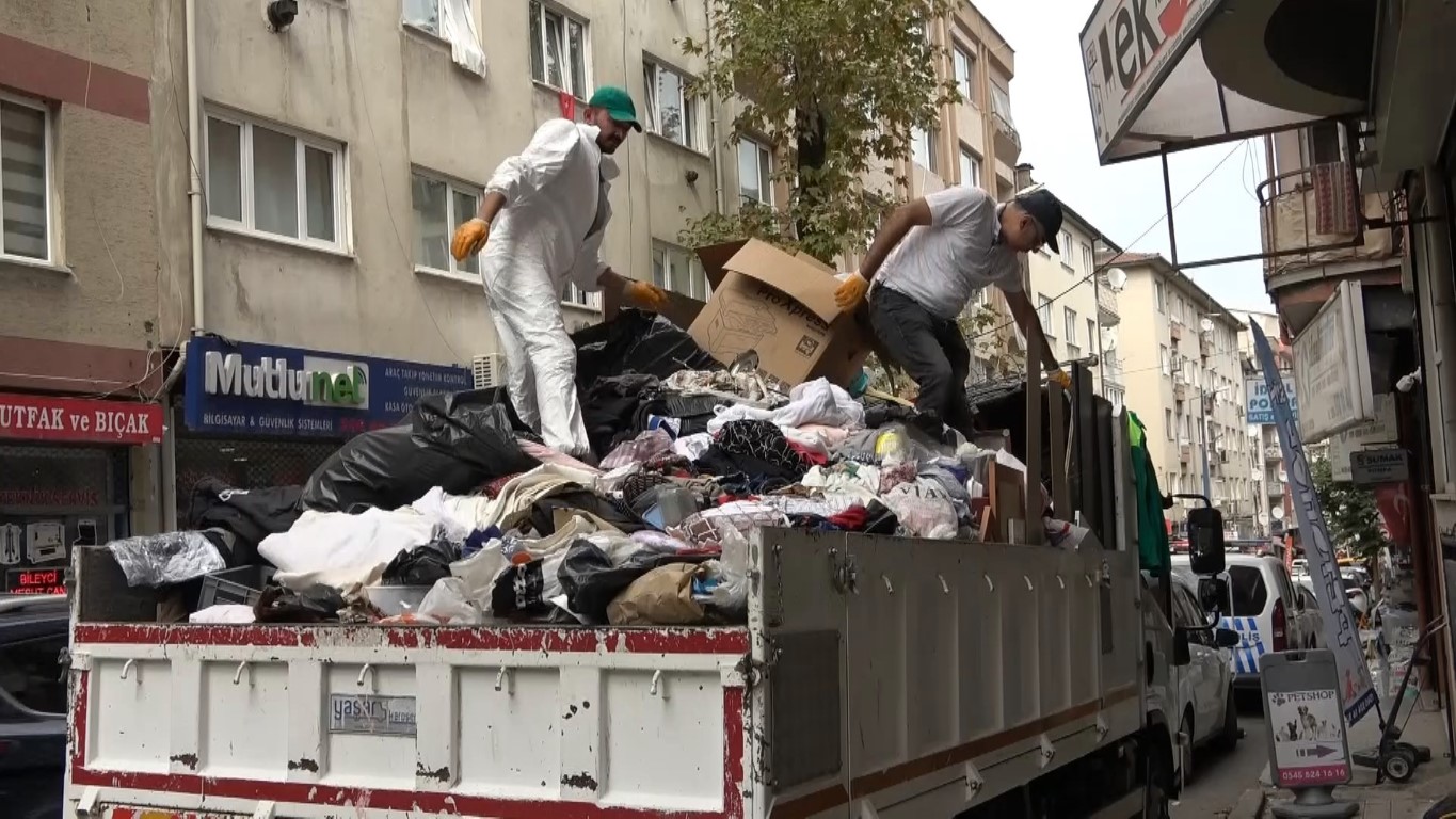 Sokak sokak çöp topladı babasının evinde biriktirdi