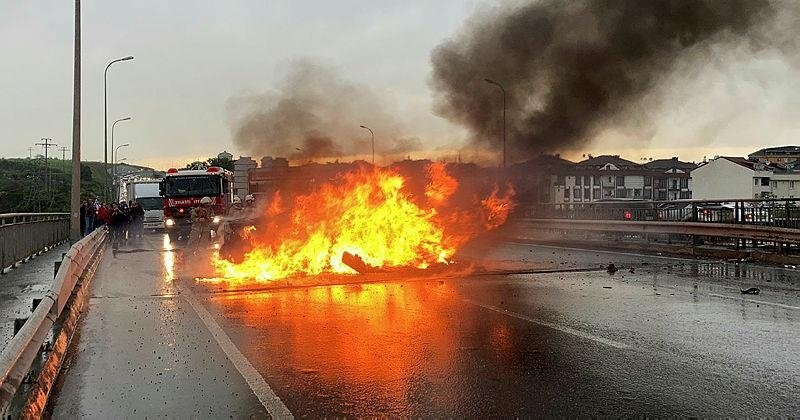 Arnavutköy de bir anda alev alan otomobil kamerada