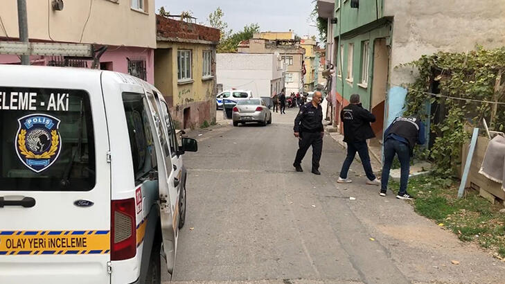 Evinin önünde uğradığı silahlı saldırıda yaralandı