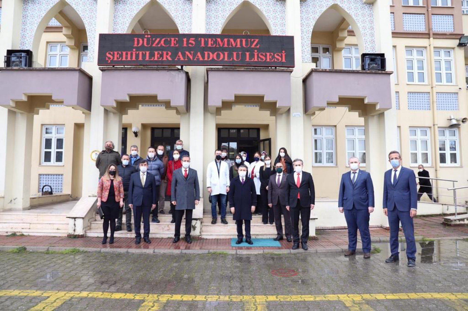 Düzcede 15 Temmuz Şehitler Anadolu Lisesinin değiştirilen adı düzeltildi