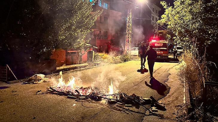 Elektrik kesintisine sinirlenip yolu kapattı