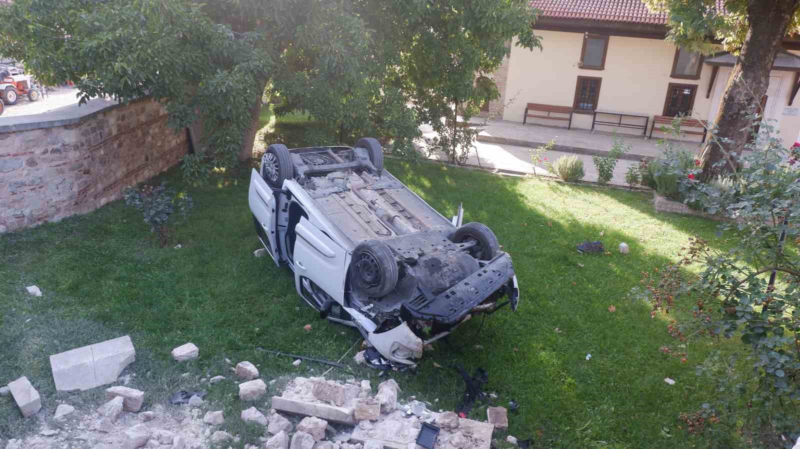 Polisten kaçan aracın cami bahçesine uçtuğu anlar kameraya yansıdı